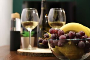 A közeli Mór borászatáról híres, így a borbarátoknak különleges élményben lehet részük. Fedezze fel a környék borvidékét egy borkóstoló kaland során.
